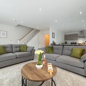 https://luxury-duplex-2-bed-apartment-fruit-market-marina.yorkshirehotels.net